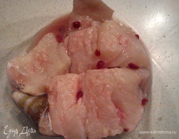 Филе вымыть, обсушить и нарезать небольшими кусочками. Выжать из граната и лимона сок, залить им рыбу.