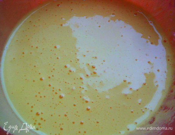 Бисквит:  яйца взбить с  сахара, поставив емкость, в которой взбиваем, на кастрюлю с горячей водой ( посуда  не должна касаться воды и кастрюлю не ставить на огонь) до увеличения в объеме в 3-4 раза в течении 5мин. 