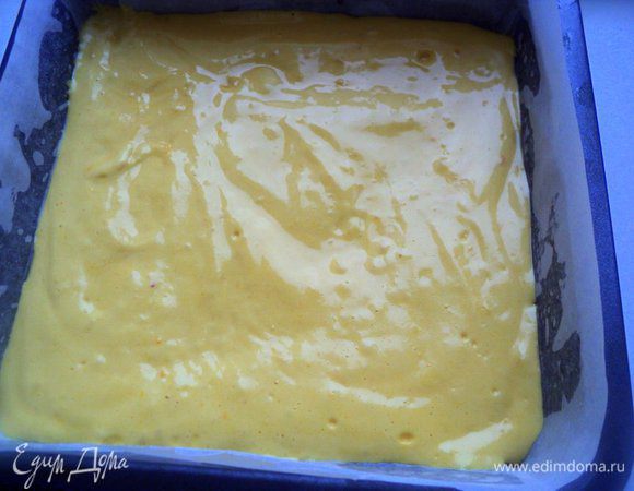 Снять яичную смесь с водяной бани и осторожно добавить смесь муки с разрыхлителем, осторожно  перемешать до однородной массы. Дно и бока формы для выпечки  размером 20х20 см застелить бумагой для выпечки, смазать маслом, вылить тесто. 