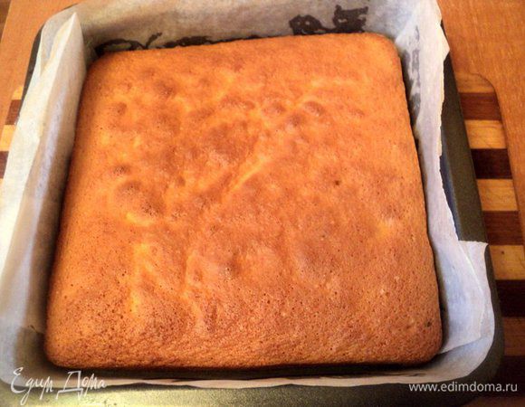 Выпекать при температуре 180 градусов  20 мин. Охладить, перевернув бисквит на решетку. Разрезать бисквит на два пласта. ½ стакана апельсинового сока пропитать бисквит.