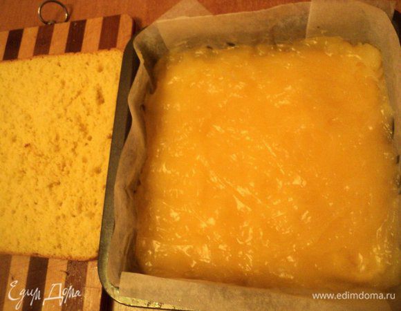  В форму, застеленную бумагой для выпечки, положить пласт бисквита, сверху вылить еще теплый апельсиновый крем, разровнять и накрыть вторым пластом бисквита. Поставить в холодильник.