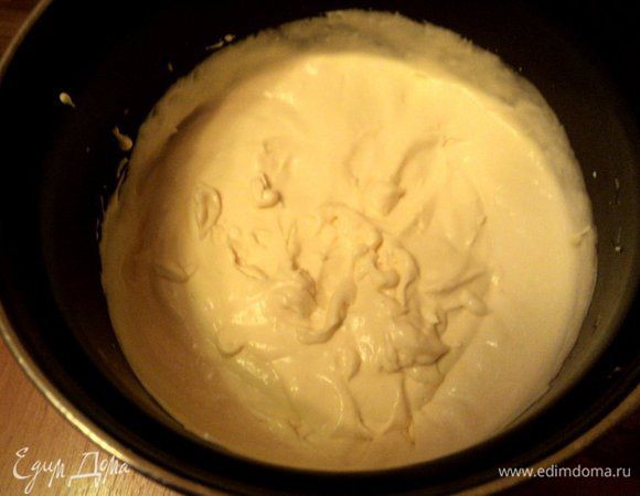 Желатин залить 60мл холодной воды, дать набухнуть и затем распустить на водяной бане. В сметану добавить кефир, сахар, ванильный сахар и взбивать до устойчивых пиков. В конце тонкой струйкой влить распущенный желатин.