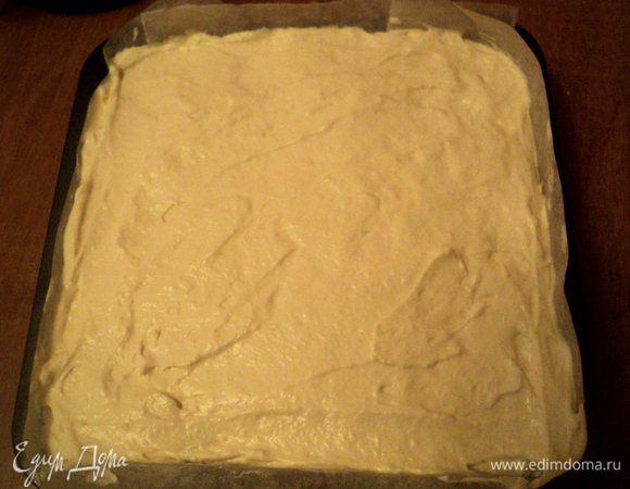 Выложить сливочное суфле поверх второго пласта бисквита, разровнять и поставить в холодильник на 4 часа для застывания.