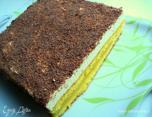 Готовый пляцок вынуть из формы, посыпать сверху тертым шоколадом, подравнять края.