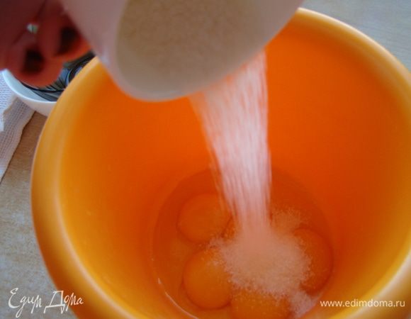 Желтки растираем с сахаром