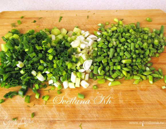 Зеленый лук,  стрелки чеснока мелко порубить.