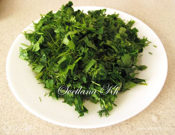 Остальную зелень мелко нарезать.