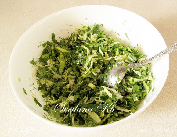 Капусту тоже измельчить и смешать с зеленью , зеленым луком и чесночными стрелками.