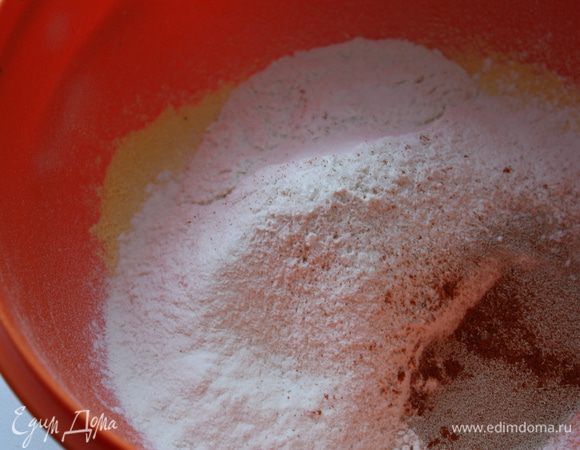 Сливочное масло растопить и дать немного остыть.
В глубокой миске смешиваем оба вида муки,дрожжи и соль.