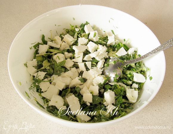 Добавить брынзу, растительное масло, перец. Хорошо перемешать. Солить не нужно, в брынзе достаточно соли.