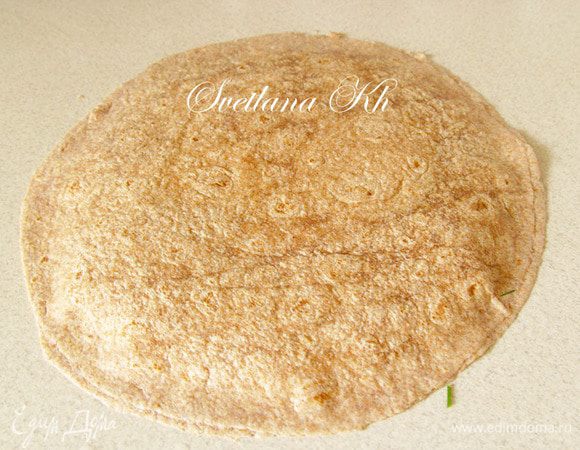 Накрыть второй лепешкой и тоже смочить края водой. Хорошо прижать края, чтобы они закрылись. Немножко усилий и все получается.