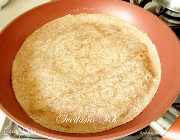Жарить лепешки на сухой сковороде ,под крышкой.  Поджаренную сторону осторожно перевернуть .