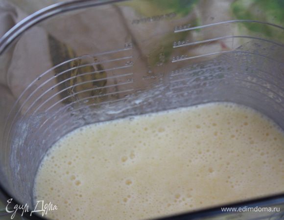 Яйца слегка взбить с молоком (можно просто венчиком), добавить растопленное сливочное масло и перемешать.