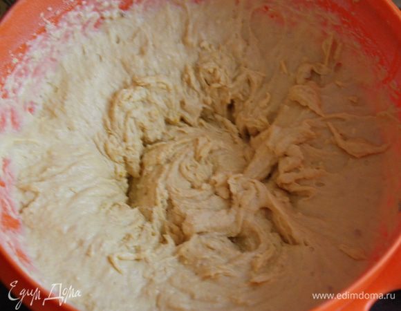 В миску с мукой влить тоненькой струйкой молочную смесь
 и замешиваем тесто.