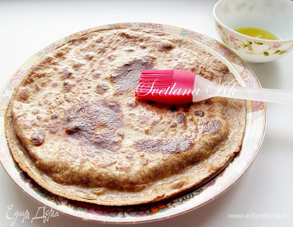 Готовые лепешки сложить стопочкой и смазать сливочным маслом.