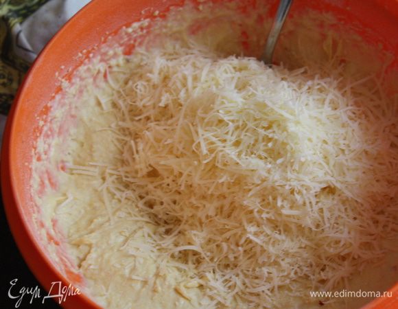 Добавляем тертый пармезан и перемешиваем.
