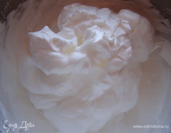 Белки взбиваем с соком и сахарной пудрой в крепкую пену