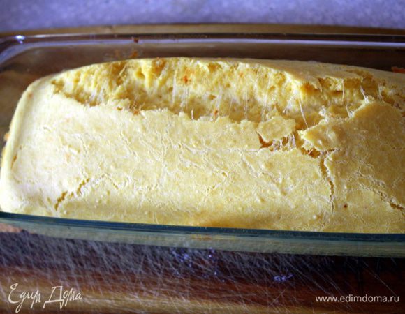 Вот какой румяный он у нас получается. Даем остыть немного в форме и быстро-быстро съедаем!!