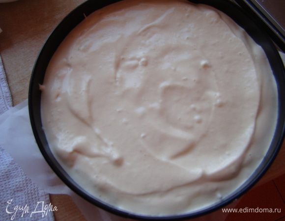 Аккуратно соединяем с жидким тестом. Форма 20-22 см, пергамент. Выпекать при температуре 150"С около 50-60 минут (проверяем готовность лучинкой) ***я взяла форму 20 см, в итоге мой бисквит вырос в форму Грибочка )))) так что советую взять бОльшую форму ;)