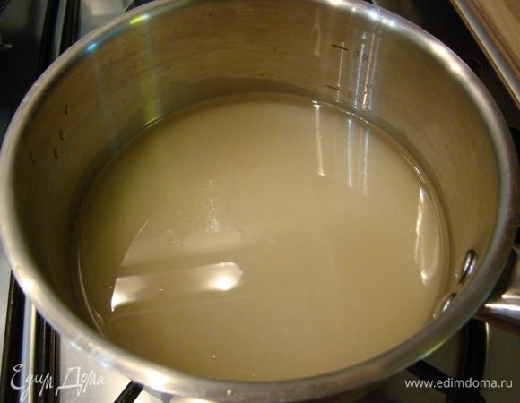 Варим сахарный сироп (вода+сахар+сок) до пробы на мягкий шарик