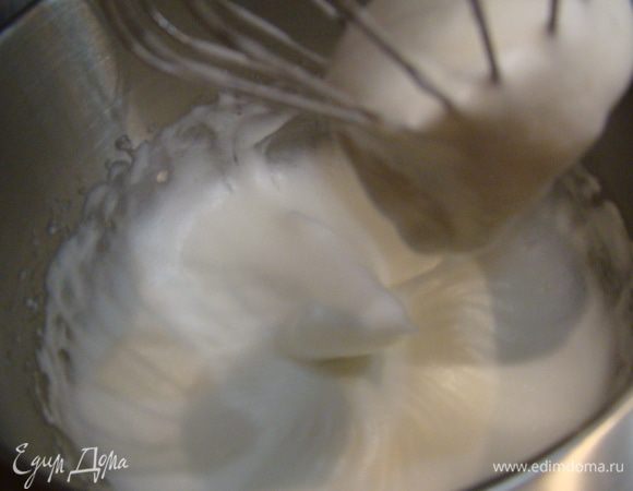 Отдельно взбиваем белки с солью и каплей лимонного сока