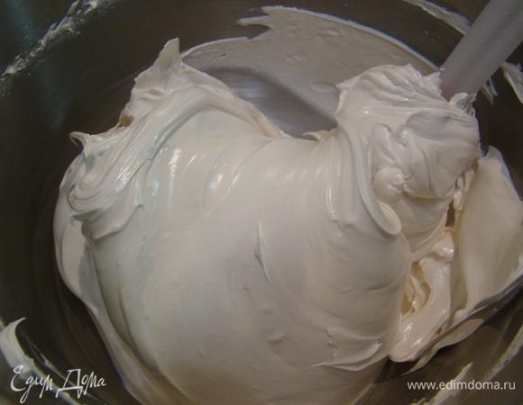 Не выключая миксер, тонкой струйкой вливаем готовый сироп, взбиваем плотный крем