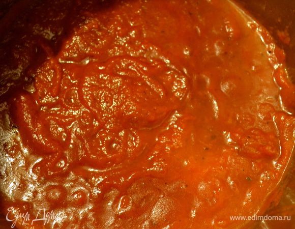 В кастрюлю наливаем оливковое масло, и выкладываем все остальные ингредиенты для соуса. На несильном огне тушим под крышкой около 40 минут, время от времени помешивая... Соус должен немного увариться. 