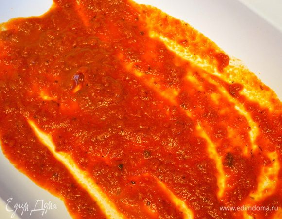 Дно формы смазать немного соусом.