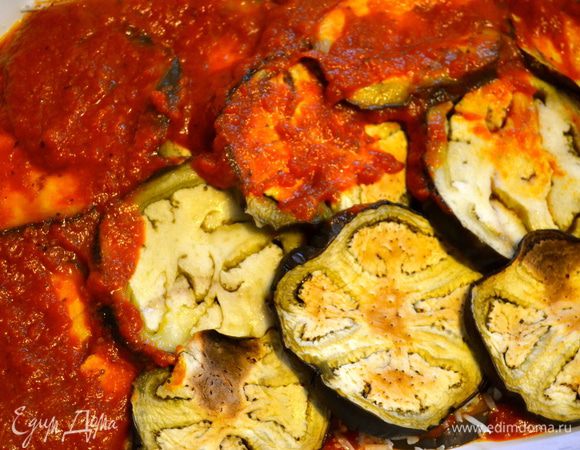 Далее выкладываем все слоями до завершения ингредиентов; кружочки баклажанов...  