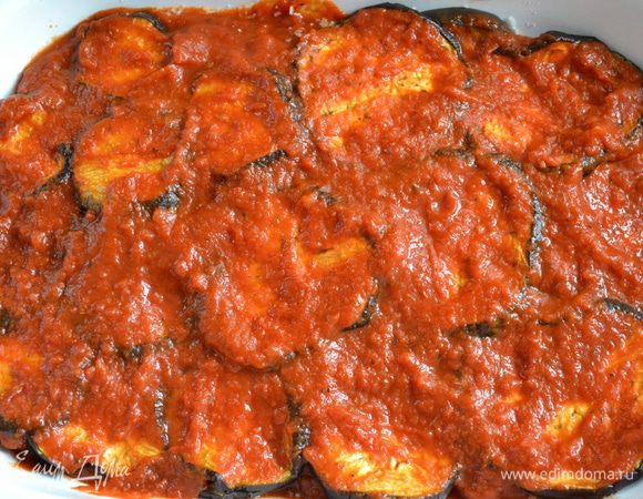 сверху смазываем их соусом...