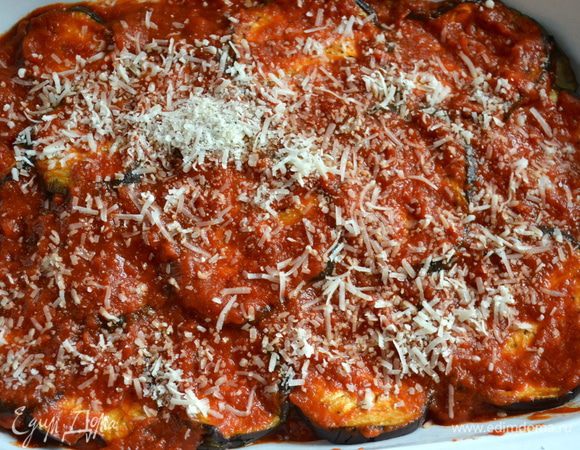 ...и присыпаем обильно тертым сыром.