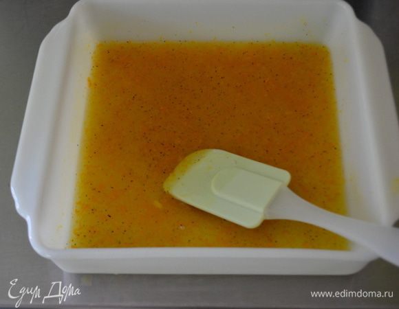 Смешать сок апельсина и цедру, уксус и мед, черный перец.