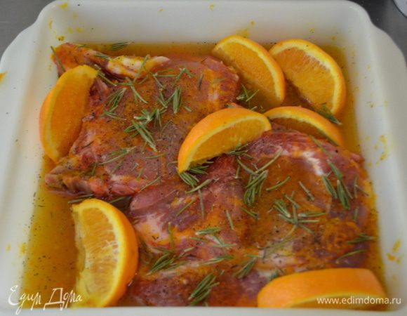 Выложить в пакет или в блюдо свиные отбивные с маринадом, посолить и поперчить по вкусу, добавить розмарин и апельсиновые дольки. Поставить в холодильник и мариновать не менее 2-х часов или на ночь.