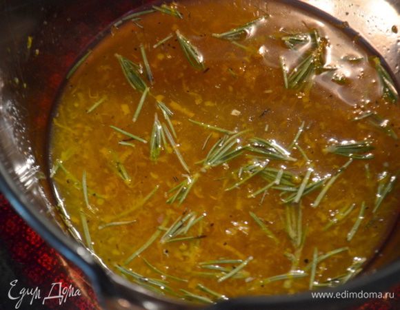 Достать свиные отбивные с маринада, а также апельсиновые дольки, розмарин. Жидкость перелить в небольшую кастрюльку и поставить тушить на 5 мин.