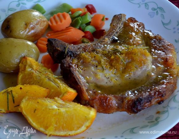 Подаем готовые свиные отбивные с апельсиновой глазурью и дольками апельсина. Приятного аппетита.