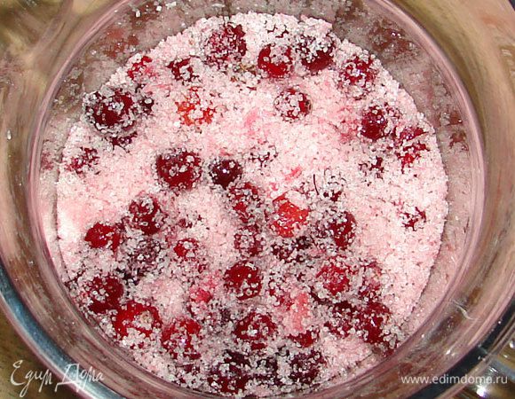 Засыпать клюкву сахаром