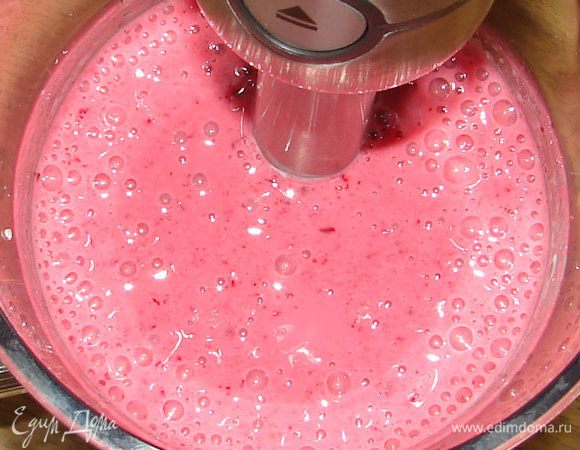 Добавить сливки и кефир, взбить до однородной массы