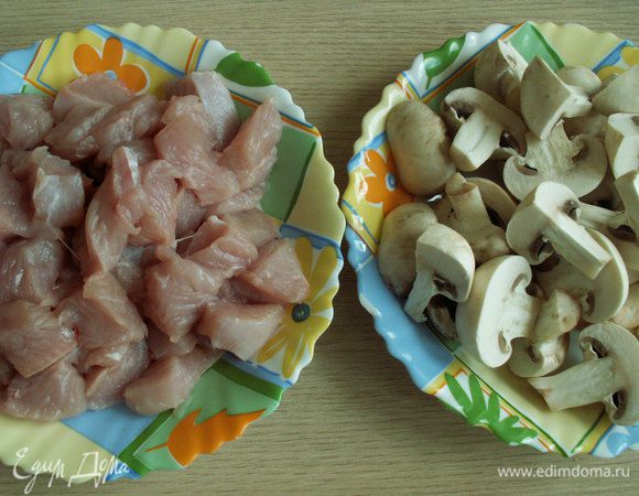 Индейку режем некрупными кубиками, грибы пополам (или на 4 части, если у вас крупные), лук кубиками.