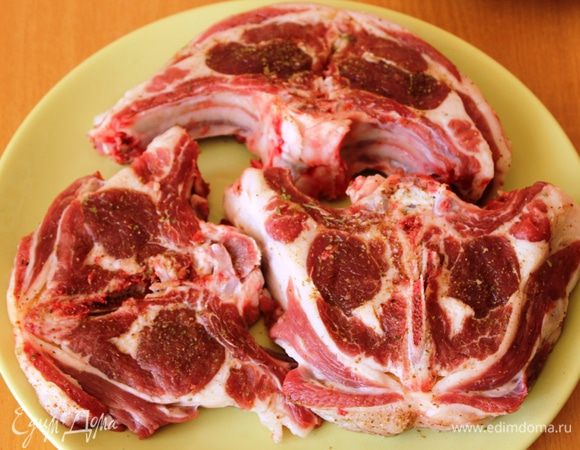 Баранину помыть и обсушить. Натереть солью и перцем, смазать оливковым маслом и оставить на 40 минут.