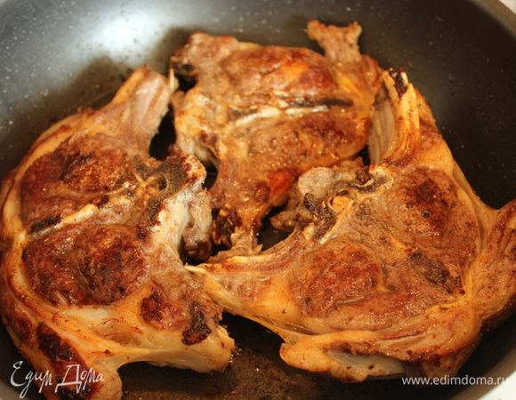 Быстро обжарить на раскаленное сковороде с двух сторон до золотистой корочки.