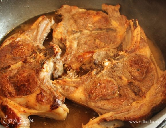 Влить вино, довести до кипения, уменьшить огонь и готовить 30 минут. Если вино выпарится, то нужно добавить немного воды.