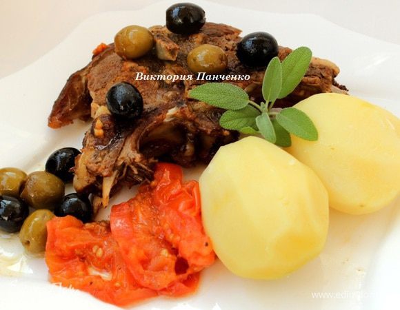 Подавать с маслинами, тушенными  помидорами и отварным картофелем. Приятного аппетита!!!