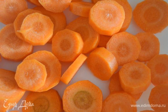 Морковь помыть, очистить и нарезать на небольшие кусочки