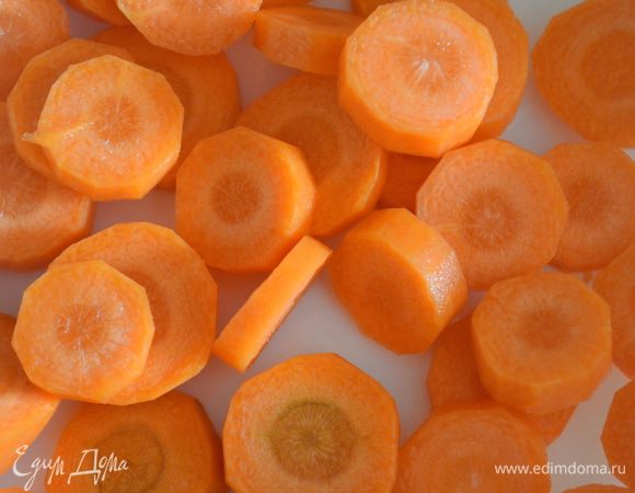 Морковь помыть, очистить и нарезать на небольшие кусочки