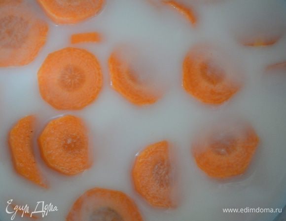 залить молоком, довести до кипения и варить на маленьком огне примерно 15 минут, пока морковь не разварится и не станет мягкой. Снять с огня и остудить 