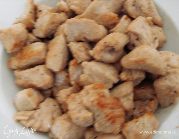 Индейку обжариваем на сильном огне минут 5, перчим и снимаем с огня. Отдельно варим рис. Кипятим 400 мл воды, всыпаем рис и варим на слабом огне 8-10 минут.