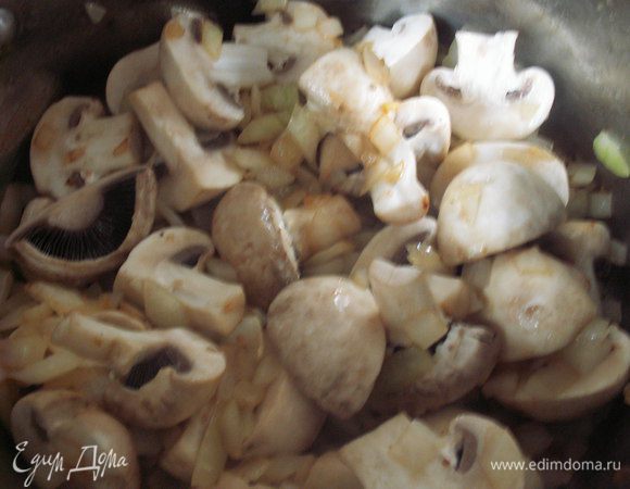 На той же сковороде, где жарили мясо, обжариваем грибы и лук. При необходимости добавляем растительное масло. Обжариваем около 5 минут, присыпаем мукой и карри, спассеруем. Добавляем кокосовое молоко и 250 мл воды, доводим до кипения и варим 5 минут.