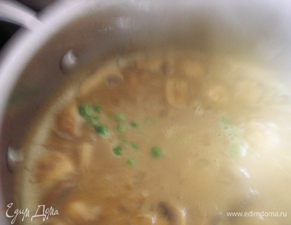 Добавляем замороженный горошек и варим еще 2-3 минуты. ( уж извините за такое плохое фото, но совершенно невозможно фотографировать при наличии пара)