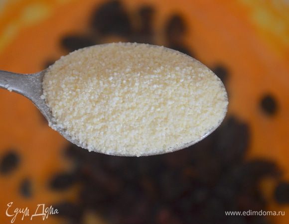 добавить манку, сметану и сливочное масло