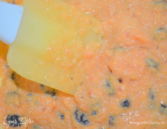 все перемешать, добавить желток и еще раз перемешать 